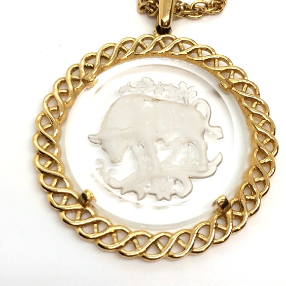 VINTAGE CROWN TRIFARI TAURUS ZODIAC MEDALLION NECKLACE GOLD TONE ASTROLOGY - Picture 5 of 15